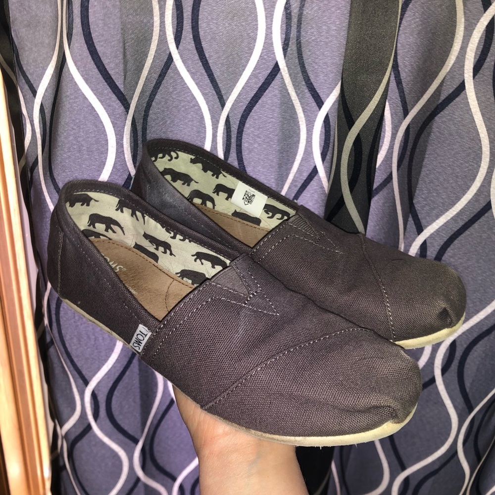 Toms basic canvas shoes
